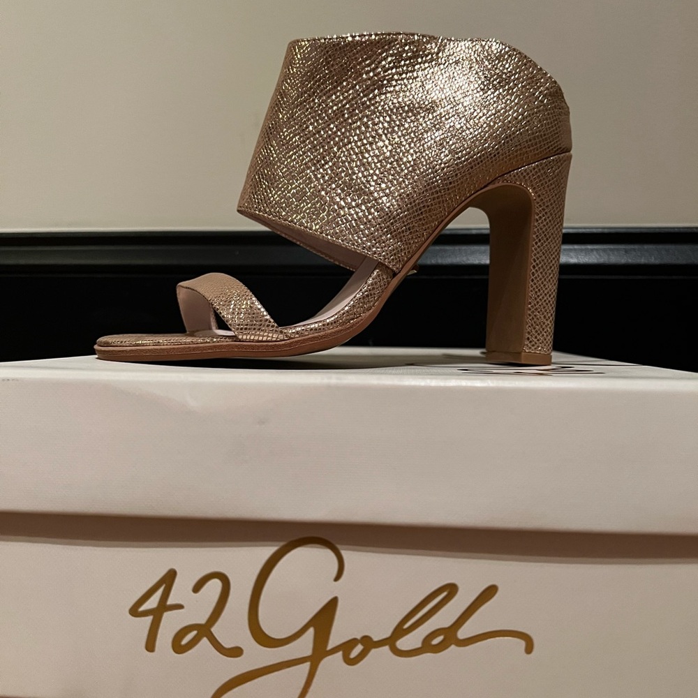 42 Gold Heeled Sandals 7.5 Like New